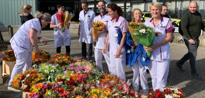 ziekenhuispersoneel krijgt massaal bloemen aangeboden